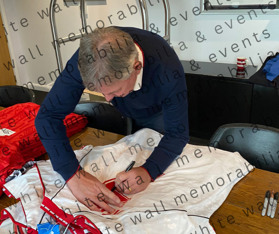 Bryan Robson hand signed 1991 CWC Manchester United shirt