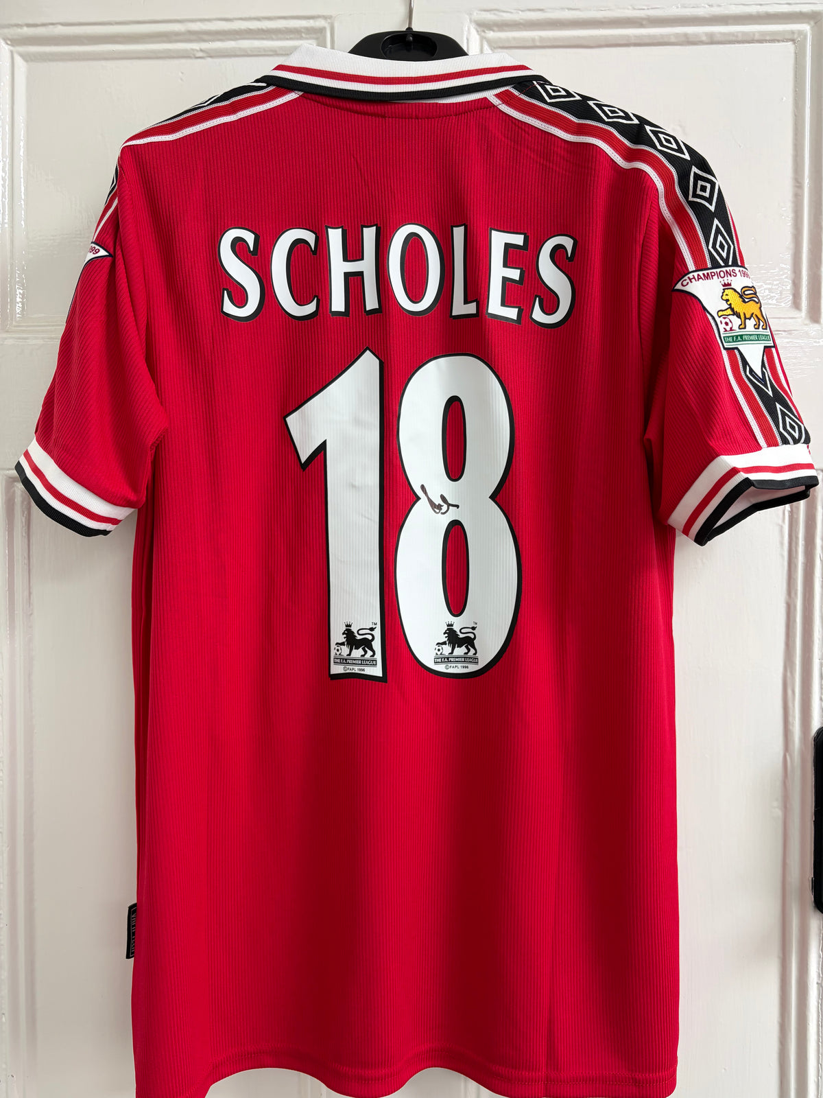 Paul Scholes Signed 1999 treble winning Manchester United red home shirt shorter signature