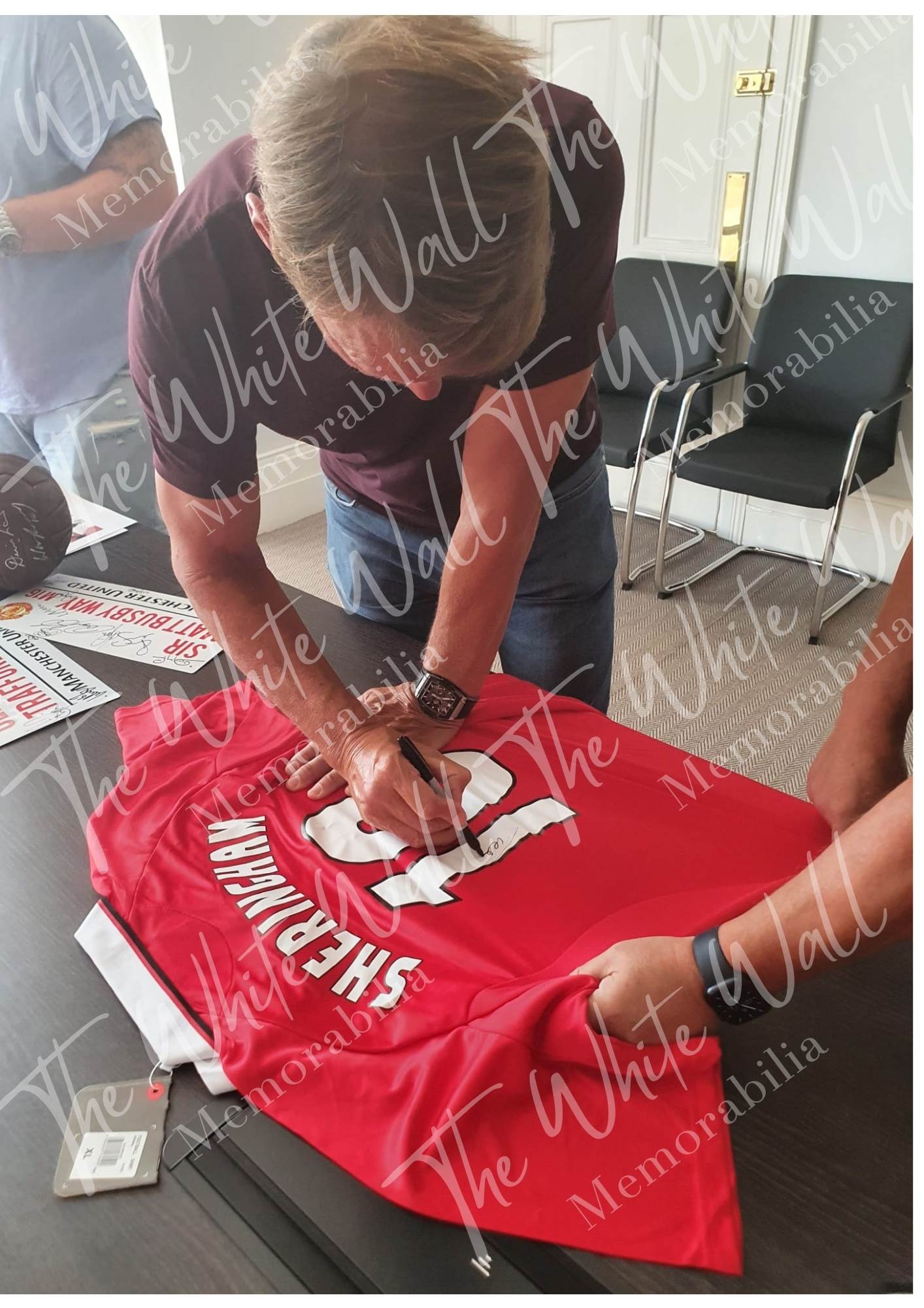 Teddy Sheringham signed framed 1999 Manchester United champions league winning football shirt